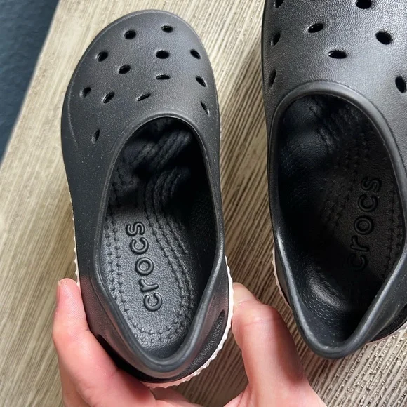 NEW!!! CROCS Kids Shoes in Black and White - Picture 5 of 6